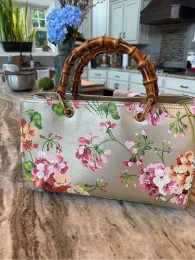 Floral Authentic Gucci Bamboo-Handle Tote Bag in Cream Gold